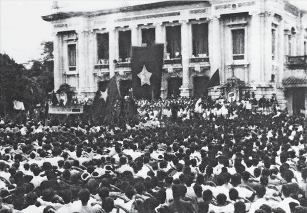Ngày 19/8/1945, Thủ đô Hà Nội ngập tràn cờ đỏ sao vàng. Hàng chục vạn người dân theo các ngả đường kéo về quảng trường Nhà hát lớn Hà Nội dự cuộc mít tinh lớn chưa từng có của quần chúng cách mạng, hưởng ứng cuộc Tổng khởi nghĩa giành chính quyền