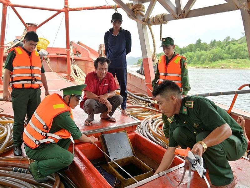 Bộ đội Biên phòng tỉnh Kiên Giang kiểm tra tàu KG 94337 TS vận chuyển 80.000 lít dầu DO không rõ nguồn gốc