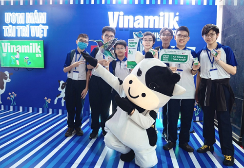  Sữa chua uống Vinamilk SuSu, sữa trái cây Vinamilk Hero, sữa tươi Vinamilk Green Farm giúp các tuyển thủ nhí giải tỏa căng thẳng bằng các hoạt động phát mẫu thử và hoạt náo vui nhộn