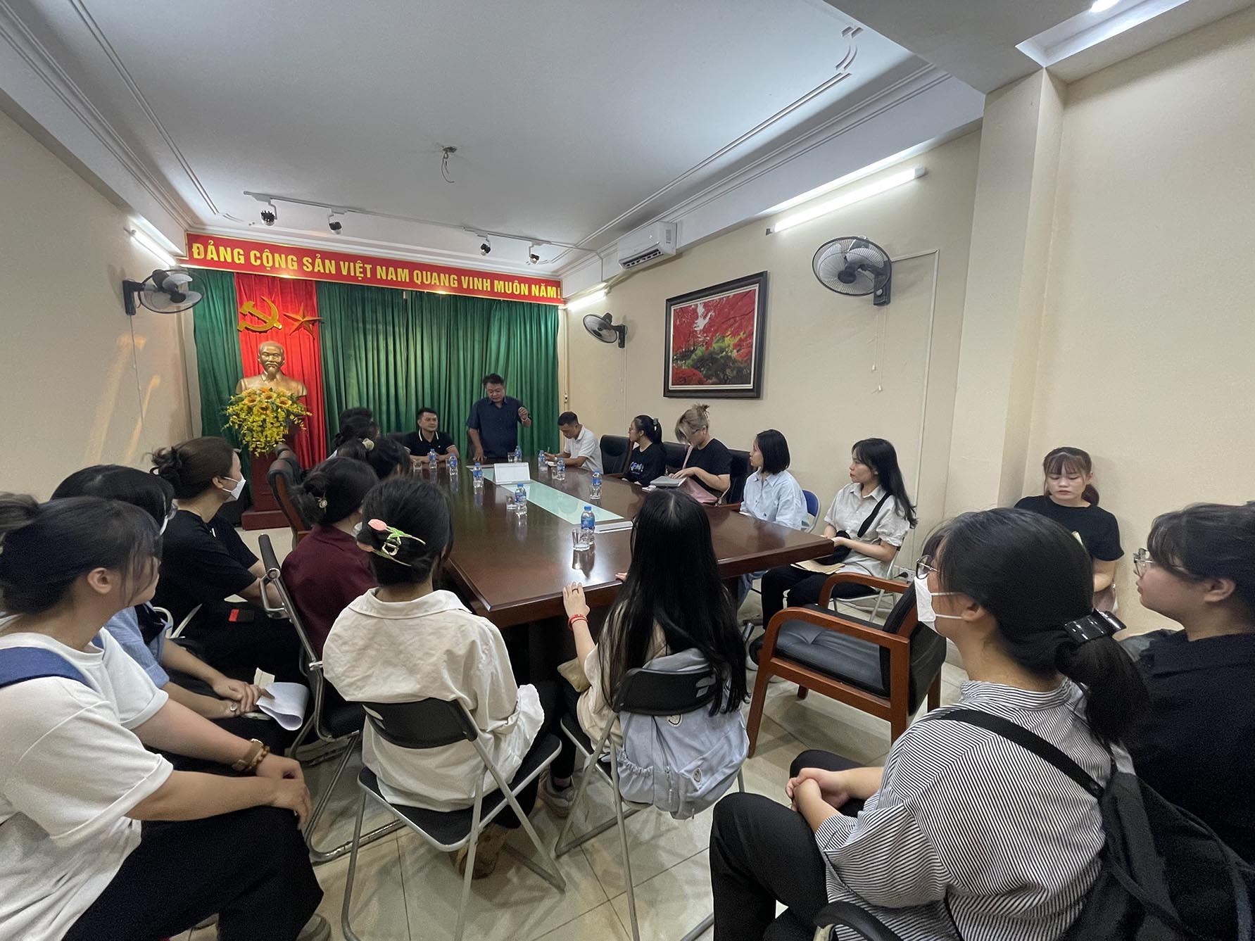 Tạp chí Thương hiệu & Sản phẩm gặp mặt sinh viên Học viện Phụ nữ Việt Nam đến kiến tập