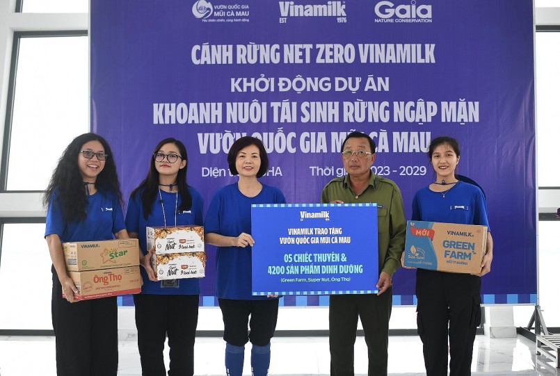  Bà Bùi Thị Hương (thứ ba từ trái qua), Giám đốc điều hành Vinamilk, đại diện trao tặng 05 chiếc thuyền và 4.200 sản phẩm dinh dưỡng cho đại diện Vườn quốc gia Mũi Cà Mau