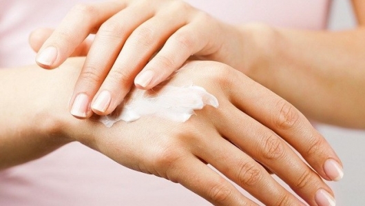 Cách chăm sóc da tay khỏi khô ráp bằng nguyên liệu đơn giản, dễ làm
