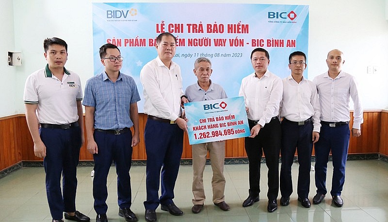 BIC trao gần 1,3 tỷ đồng bảo hiểm cho khách hàng vay vốn tại BIDV Lào Cai