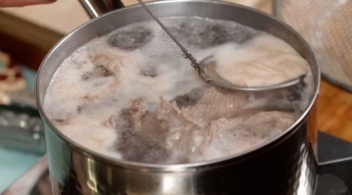 Tận dụng lại nước luộc thịt để nấu canh, liệu có tốt không?