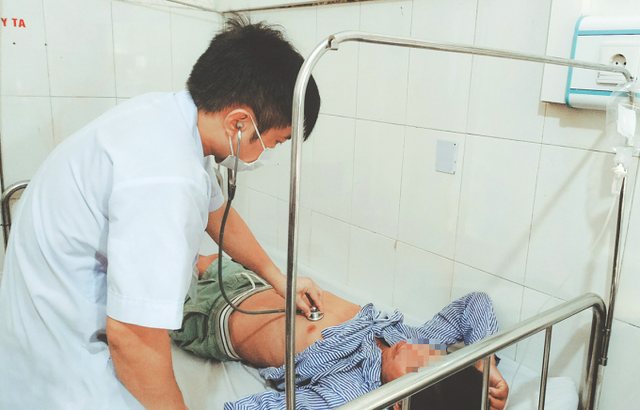 Các bác sĩ tại Trung tâm Y tế H.Hương Sơn đang điều trị cho các bệnh nhân nghi bị ngộ độc do ăn tiết canh bê