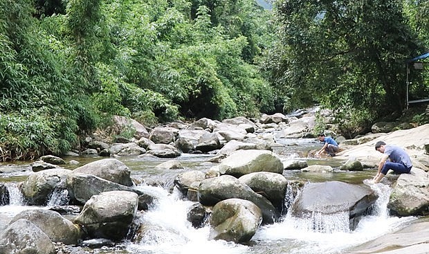 Suối Kẹm tại xã La Bằng là điểm tham quan, trải nghiệm hấp dẫn du khách khi đến Thái Nguyên. 