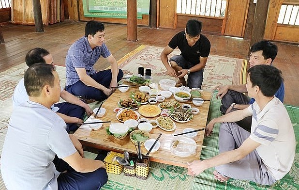 Du khách thưởng thức ẩm thực địa phương tại La Bằng Homestay, xóm Tân Sơn, xã La Bằng, huyện Đại Từ.