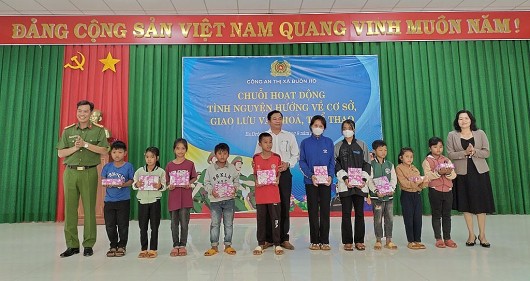 Đắk Lắk: Công an thị xã Buôn Hồ về cơ sở tổ chức nhiều hoạt động ý nghĩa, gắn kết tình quân dân