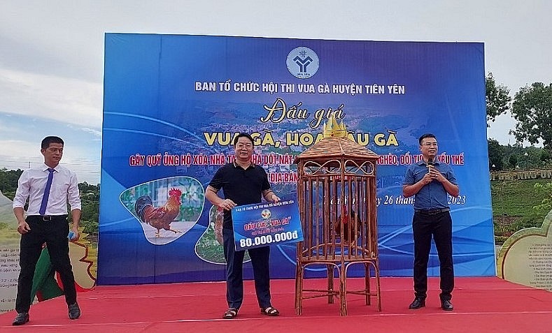 Anh Phùng Văn Hiếu (38 tuổi), người sở hữu Vua gà Tiên Yên Vua với giá 79.999.999 đồng (BTC làm tròn 80.000.000 triệu đồng).