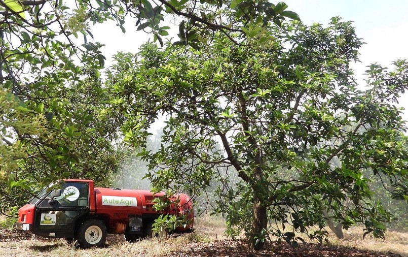 Nông trại sử dụng xe phun với bình chứa khoảng 1.000 lít có thể rửa nước mưa trái mùa có axit hoặc phun thuốc dập dịch. 