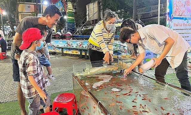 Gian hàng vớt cá vàng gây tò mò với nhiều người khi đến Công viên Lê Thị Riêng (TP.HCM).