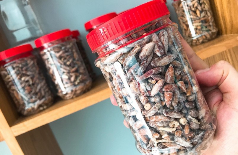 Mứt hạt bàng Côn Đảo hiện nay có 4 mùi: lá dứa, sa tế, gừng và truyền thống Côn Đảo.