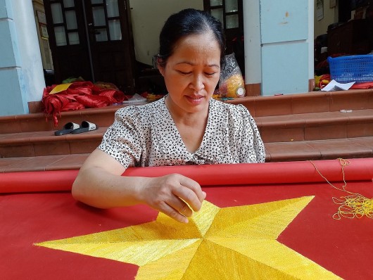 Tự hào làng nghề may cờ Tổ quốc