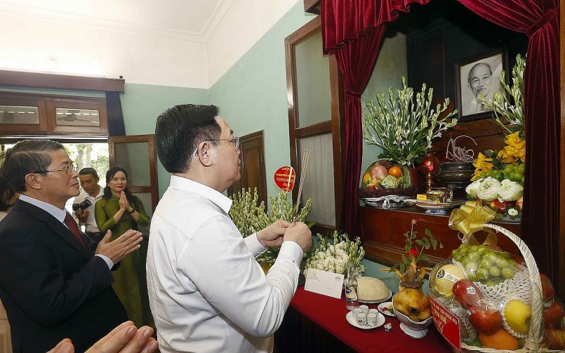 Chủ tịch Quốc hội Vương Đình Huệ dâng hương tưởng niệm Chủ tịch Hồ Chí Minh. (Ảnh: TTXVN)