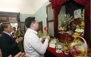 Chủ tịch Quốc hội dâng hương tưởng niệm Chủ tịch Hồ Chí Minh
