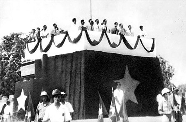 Đại diện Chính phủ Cách mạng lâm thời Việt Nam Dân chủ Cộng hòa ra mắt quốc dân trên lễ đài, ngày 2/9/1945. Ảnh tư liệu