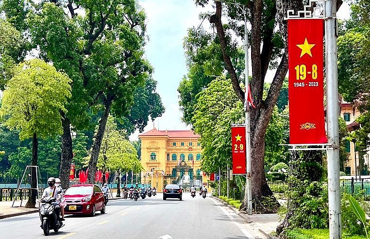 Thủ đô Hà Nội hôm nay rực rỡ sắc màu cờ hoa, băng rôn, khẩu hiệu chào mừng 78 năm Ngày Cách mạng Tháng 8 và Quốc khánh mùng 2/9
