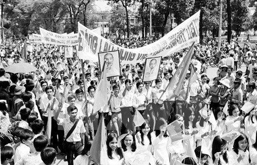 Nhân dân Sài Gòn diễu hành mừng Thành phố được giải phóng ngày 15/5/1975 