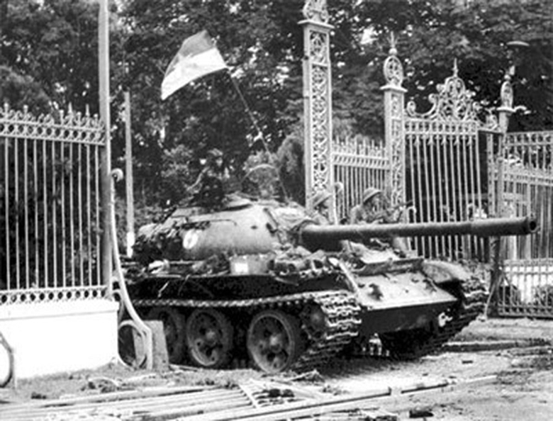 Xe tăng của Quân Giải phóng húc đổ cánh cổng tiến vào Dinh Độc Lập trưa ngày 30/4/1975