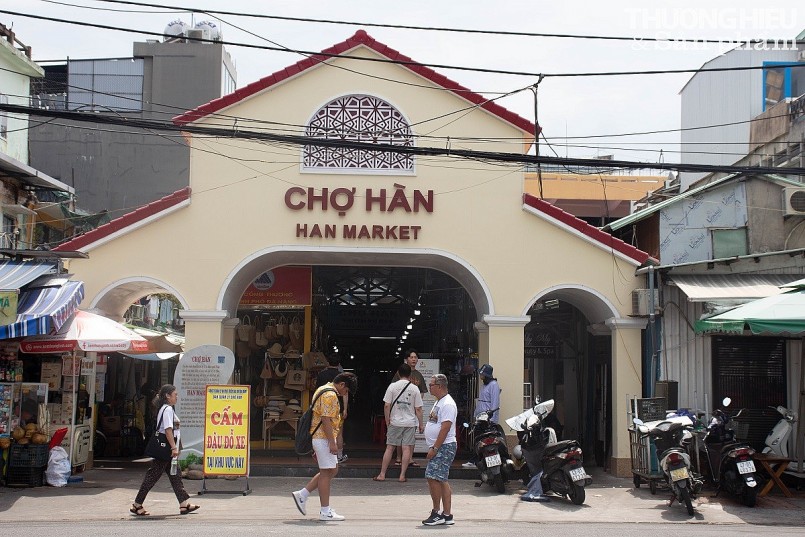 Chợ truyền thống giữa lòng Đà Nẵng đông đúc du khách đến mua sắm
