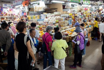 Chợ truyền thống giữa lòng Đà Nẵng đông đúc du khách đến mua sắm