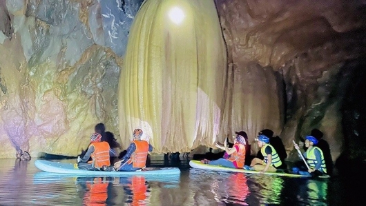 Phát hiện hang động mới dài hơn 1,5km có nhiều kiến tạo kỳ lạ ở Quảng Bình