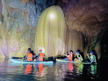 Phát hiện hang động mới dài hơn 1,5km có nhiều kiến tạo kỳ lạ ở Quảng Bình