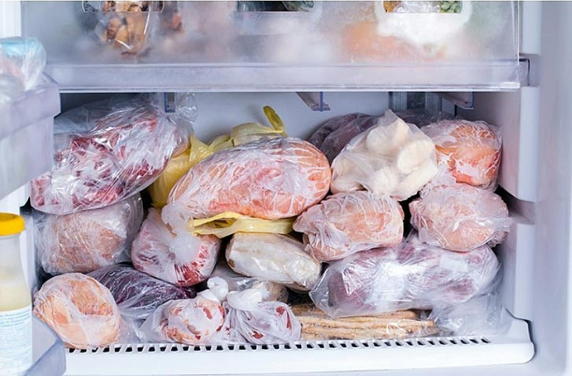 Dưa hấu cắt để tủ lạnh một ngày với thịt trữ đông 1 tháng, cái nào nguy hiểm hơn?