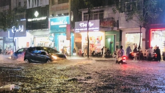 Nhiều tuyến đường, con hẻm ở Đà Nẵng ngập nước sau cơn mưa