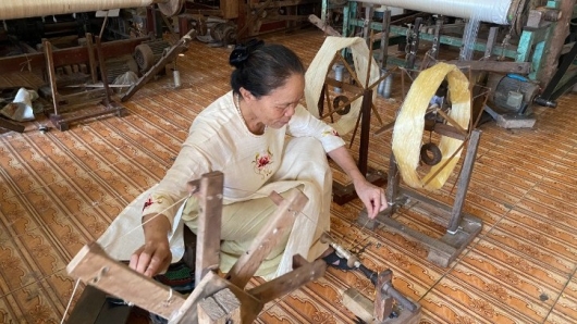 Nghệ nhân ưu tú Phan Thị Thuận - Người hồi sinh cho nghề dệt lụa tại Phùng Xá