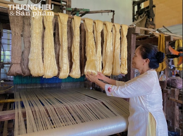 Nghệ nhân ưu tú Phan Thị Thuận - Người hồi sinh cho nghề dệt lụa tại Phùng Xá