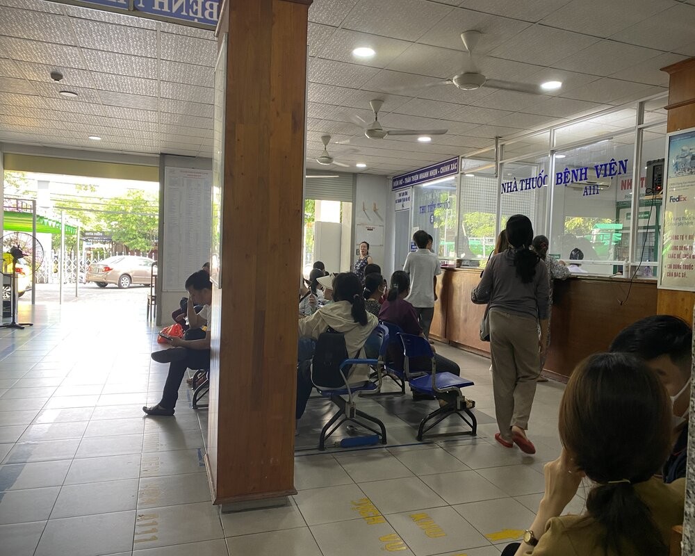 Số ca đau mắt đỏ tăng nhanh ở Đà Nẵng, nhiều người lo lắng đến nhà thuốc mua trữ