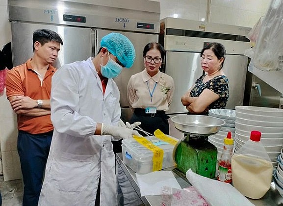 Chi cục An toàn vệ sinh thực phẩm tỉnh Quảng Nam lấy mẫu tại tiệm bánh mì Phượng đưa đi kiểm nghiệm