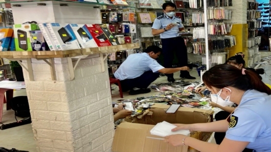 Bình Thuận: Tạm giữ 700 sản phẩm phụ kiện điện thoại không hóa đơn chứng từ