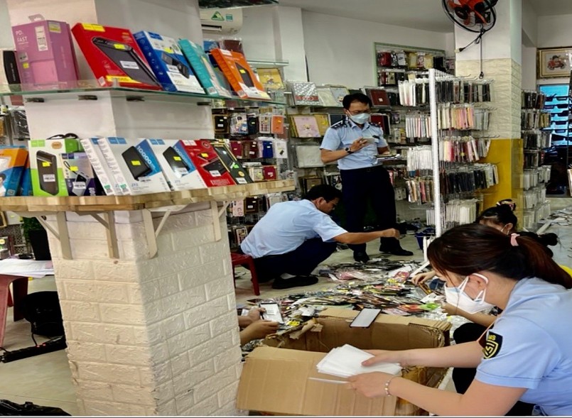 Bình Thuận: Tạm giữ 700 sản phẩm phụ kiện điện thoại không hóa đơn chứng từ