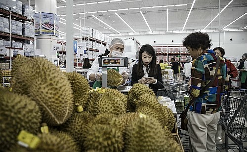 Sầu riêng được bán tại một siêu thị Walmart ở Trung Quốc. Ảnh: Bloomberg