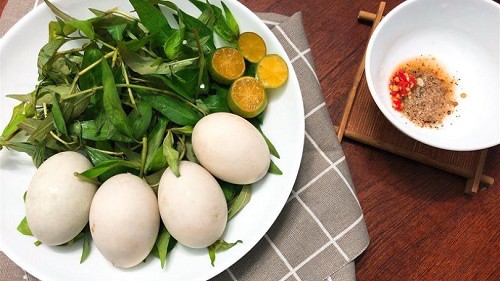 Loại rau ăn kèm với trứng vịt lộn bổ như thuốc, nhưng ăn sai cách coi chừng ôm họa