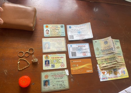 CSGT Đắk Nông trao trả chiếc ví cho người đánh rơi, bên trong có nhiều tài sản giá trị