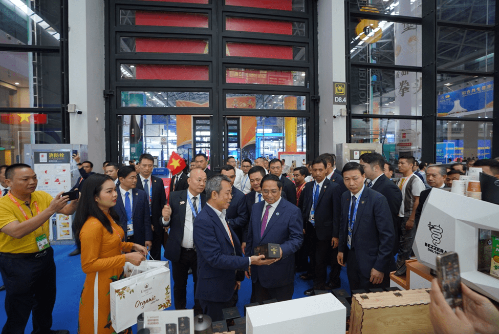 Thủ tướng Phạm Minh Chính đi thăm gian hàng Việt Nam tại Hội chợ