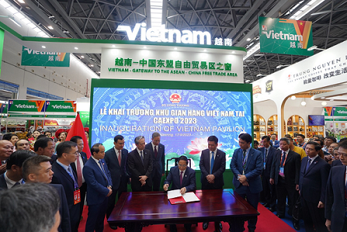 Thủ tướng Phạm Minh Chính viết lưu bút tại Khu gian hàng Việt Nam