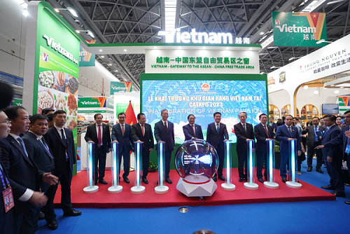 Thủ tướng Phạm Minh Chính cùng các lãnh đạo nhấn nút khai trương Khu gian hàng thương mại Việt Nam tại CAEXPO 2023