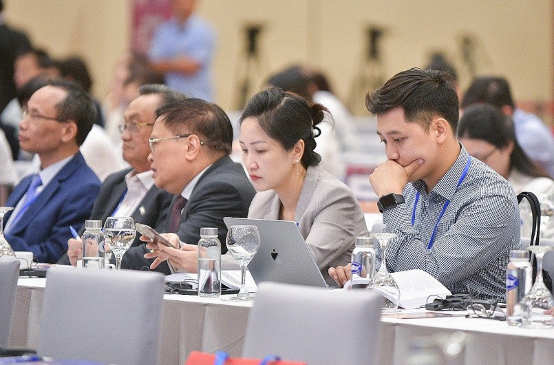 Các đại biểu nghiên cứu tài liệu tại Diễn đàn Kinh tế - Xã hội Việt Nam 2023
