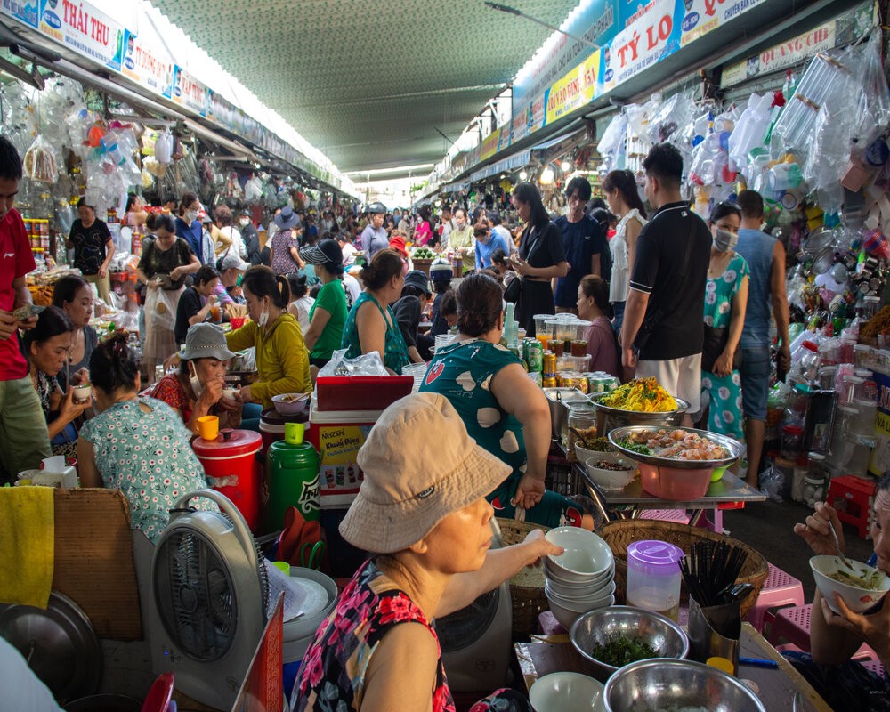 Du khách thích thú khi thưởng thức ẩm thực tại ngôi chợ đặc sản xứ Đà Thành