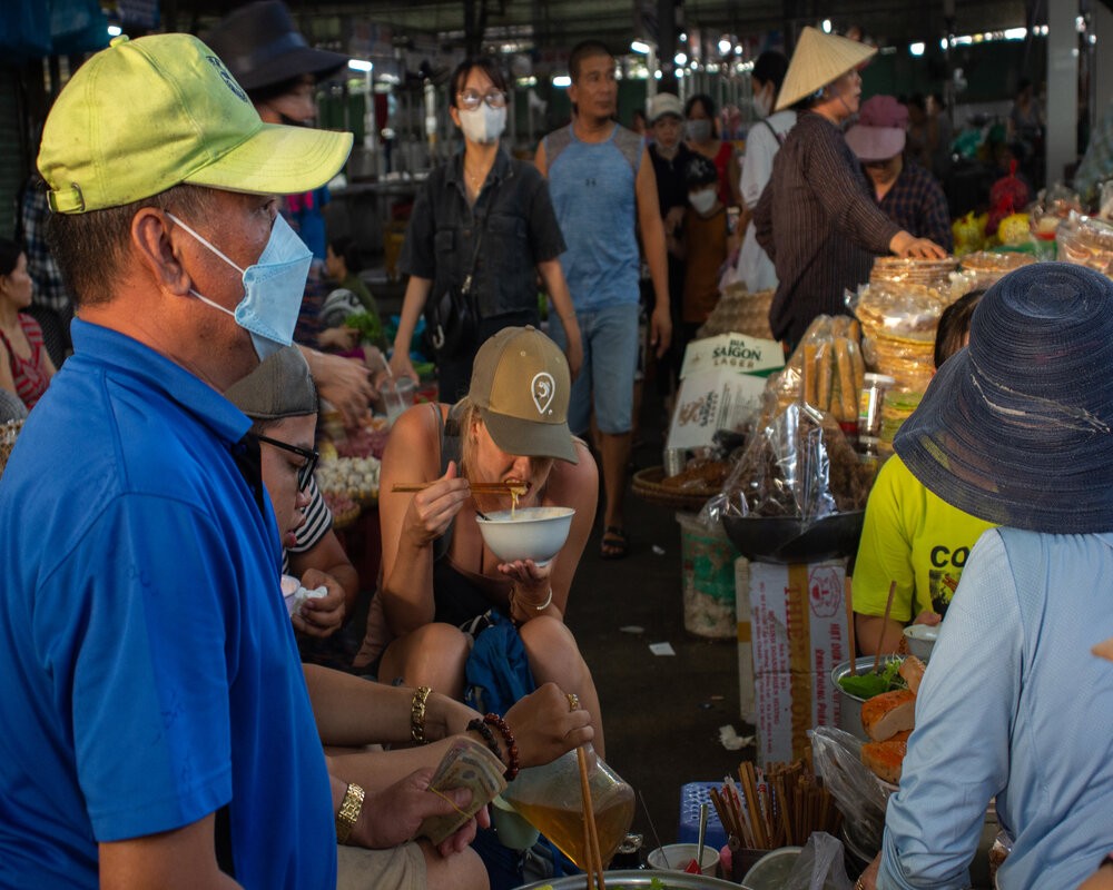 Du khách thích thú khi thưởng thức ẩm thực tại chợ đặc sản xứ Đà Thành