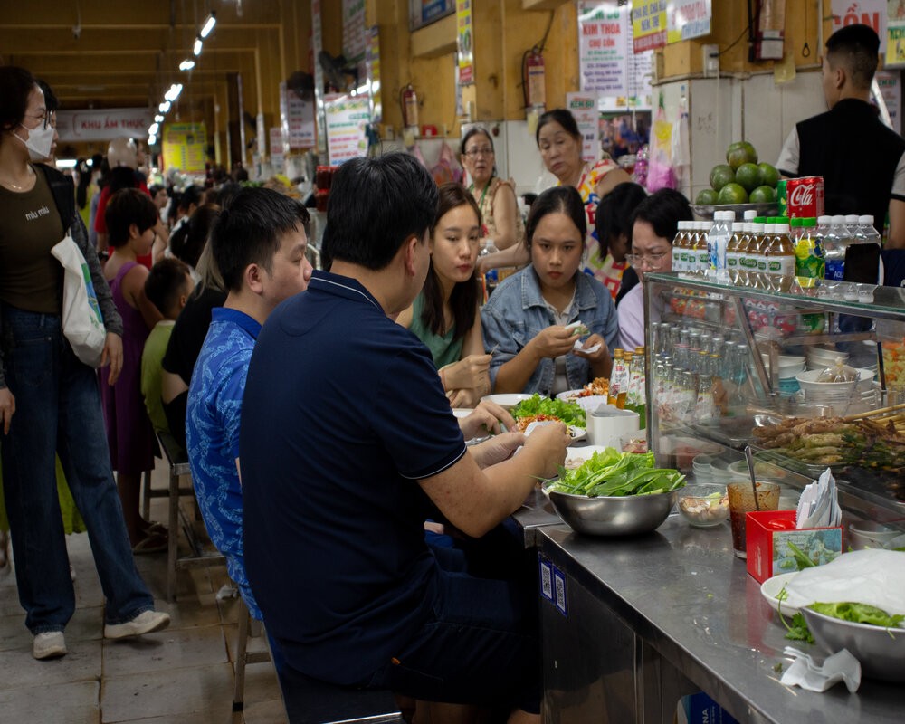 Du khách thích thú khi thưởng thức ẩm thực tại chợ đặc sản xứ Đà Thành