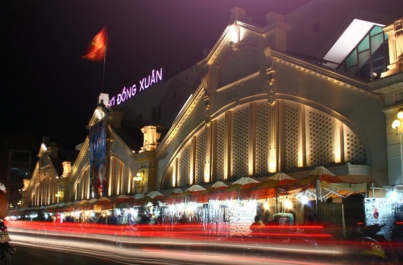 Nếu bạn không biết nên mua gì làm quà khi du lịch Hà Nội thì hãy đến chợ Đồng Xuân ngay 