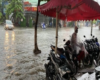 Mưa to liên tục trong nhiều giờ đồng hồ, đường phố Đà Nẵng biến thành sông