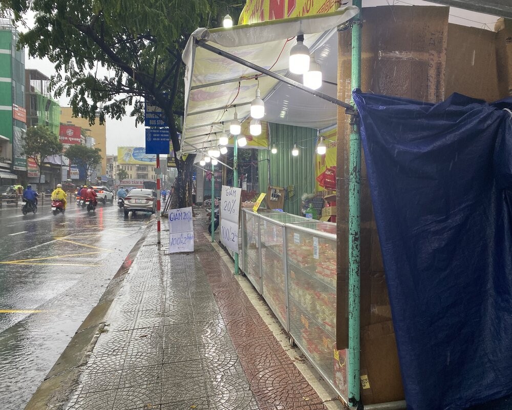 Đà Nẵng: Nhiều quầy bánh ế ẩm dù Tết Trung thu cận kề, người bán lo sốt vó
