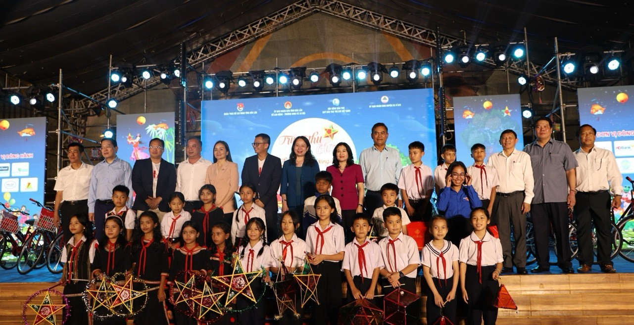 Đắk Lắk: Phó Chủ tịch nước Võ Thị Ánh Xuân tặng quà cho trẻ em vùng khó khăn nhân dịp tết Trung Thu