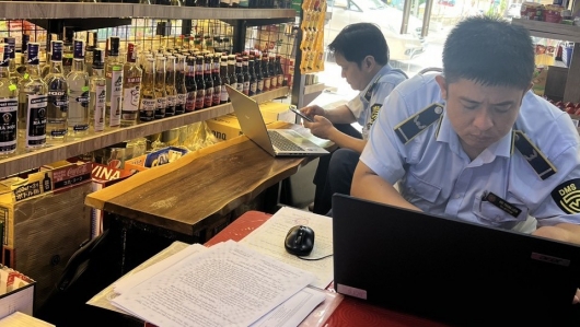 Khánh Hòa: Phát hiện cơ sở kinh doanh thuốc lá điếu nhập lậu, kinh doanh rượu không có giấy phép